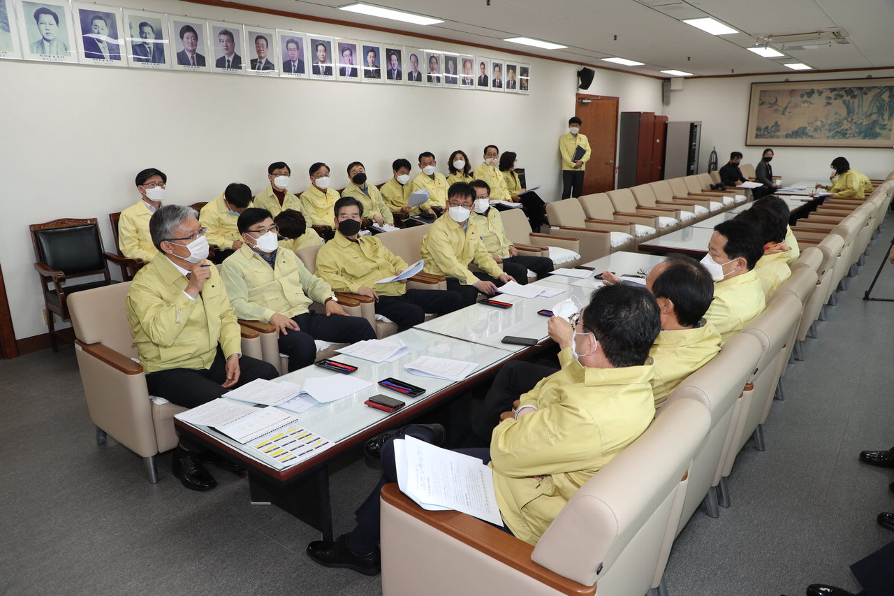 충북도의회가 3일 코로나19 확산방지를 위한 대책회의를 열고 임시회 일정 조정을 결정했다. / 충북도의회 제공