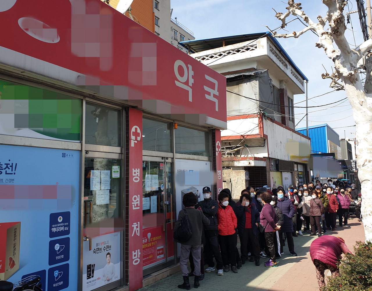 8일 오후 1시 청주 사직동에 위치한 한 약국 앞에서 마스크를 사기 위해 모인 인파가 줄을 잇고 있다. / 안성수
