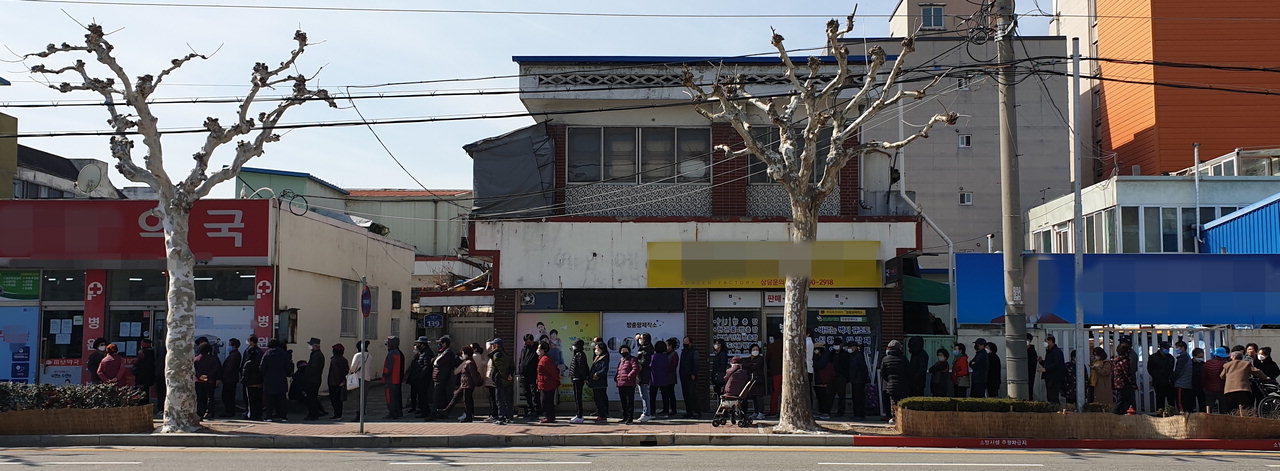 8일 오후 1시 청주 사직동에 위치한 한 약국 앞에서 마스크를 사기 위해 모인 인파가 줄을 잇고 있다. / 안성수