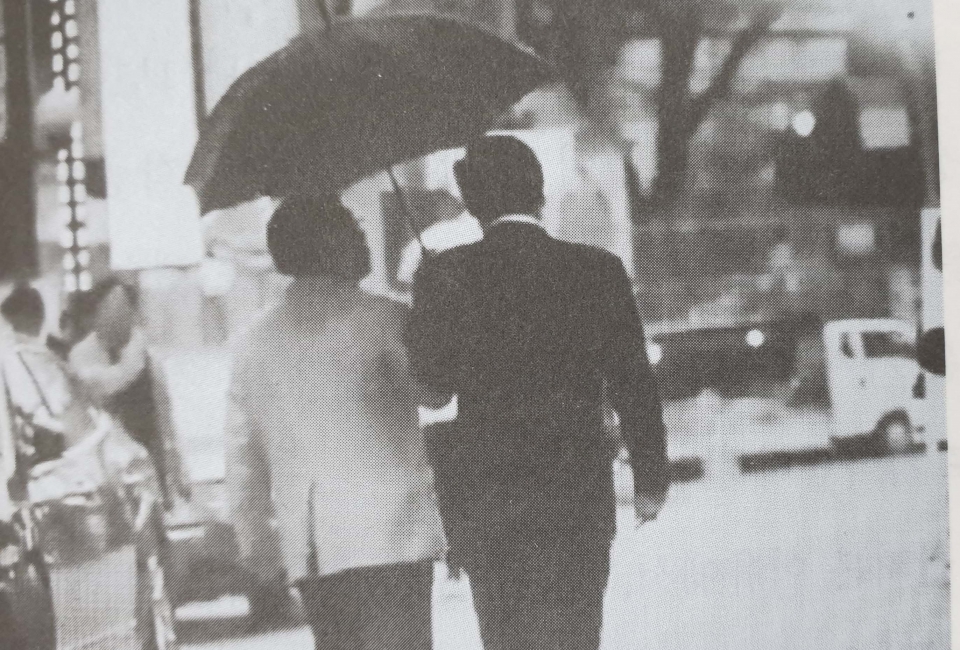 2013년 JTBC ‘시대기획 동행’을 촬영할 때 비가 왔다. 이주영(왼쪽) 새누리당 의원과 나란히 걸을 때 우산이 한쪽으로 기울어져 있는 모습. 저자 양재원은 이 사진을 뒤에서 찍으며 이낙연 의원의 몸에 배인 배려심을 느꼈다고 했다.