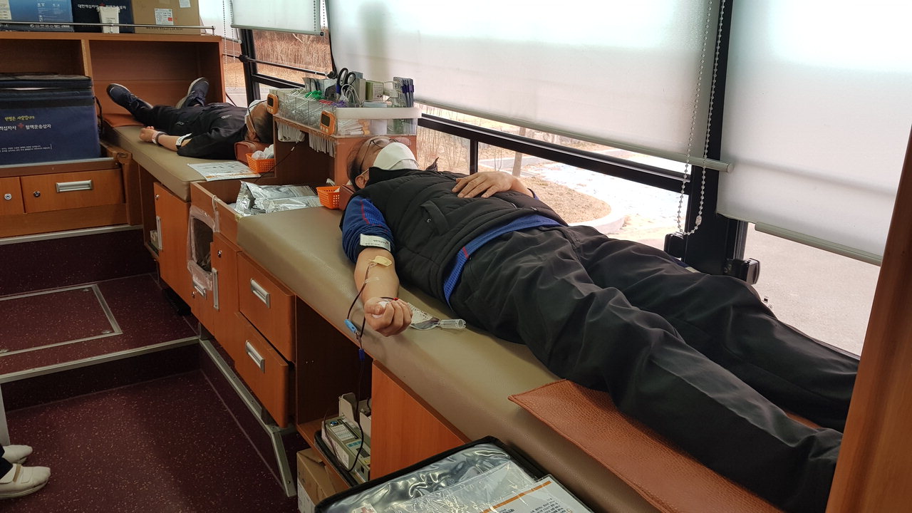 청주시 상수도사업본부 직원들이 9일 이동식 헌혈차량에서 헌혈운동을 하고 있다. /청주시 제공
