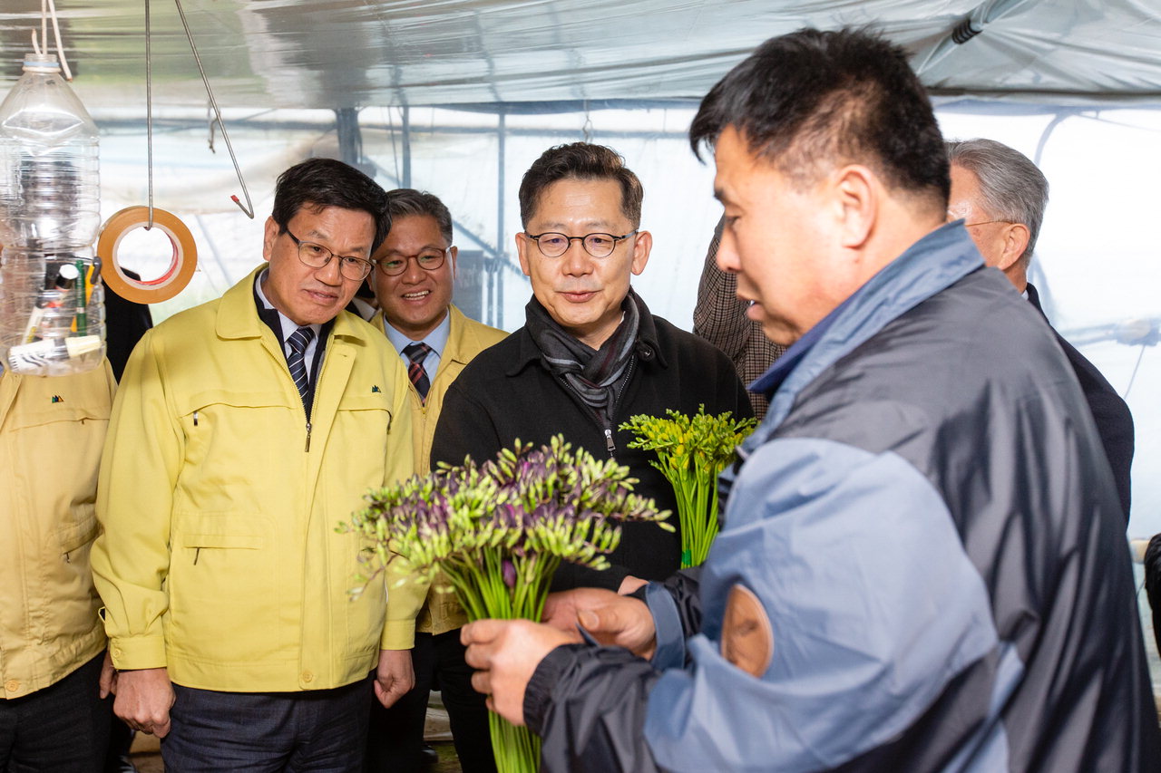 화훼농가를 방문한 김현수 농림식품부 장관 사진/청양군 제공