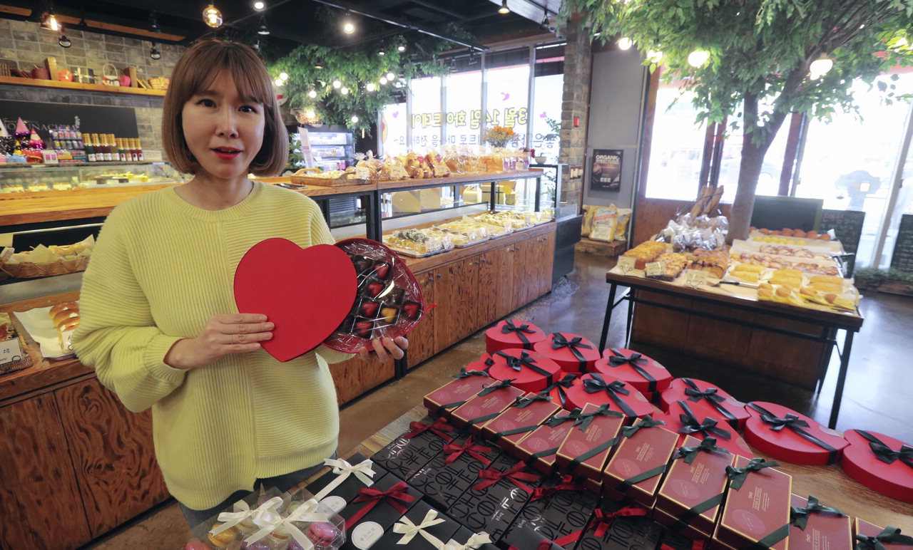 수제 베이커리 좋은아침 청주율량점 김문희 대표가 화이트데이를 앞두고 특별이벤트 상품을 소개하고 있다. / 신동빈