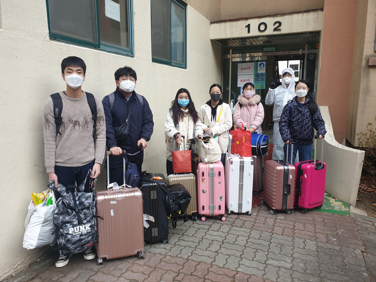 지난 12일 기숙사에서 격리 해제된 중국인 유학생들./백석대 제공