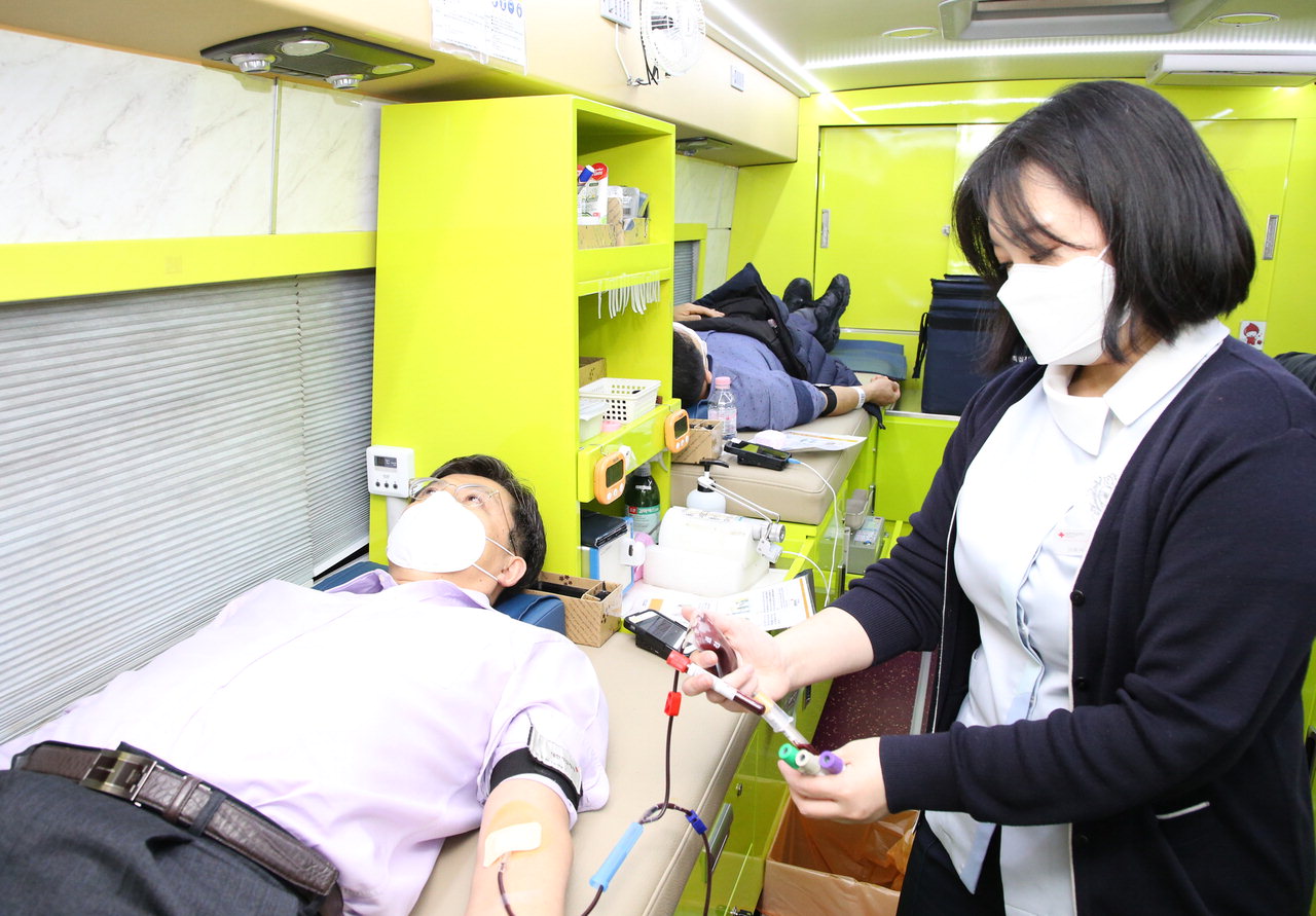 코로나19로 불안정한 혈액 수급 해소를 위해 17일 충주시청 공무원들이 사랑의 헌혈캠페인을 진행했다. / 충주시 제공