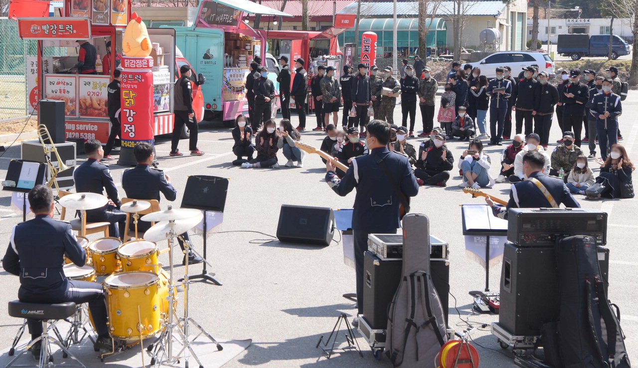 지난 14~15일 공군사관학교 복지회관 앞에서 열린 '장병 위로행사' 모습. /공군사관학교 제공