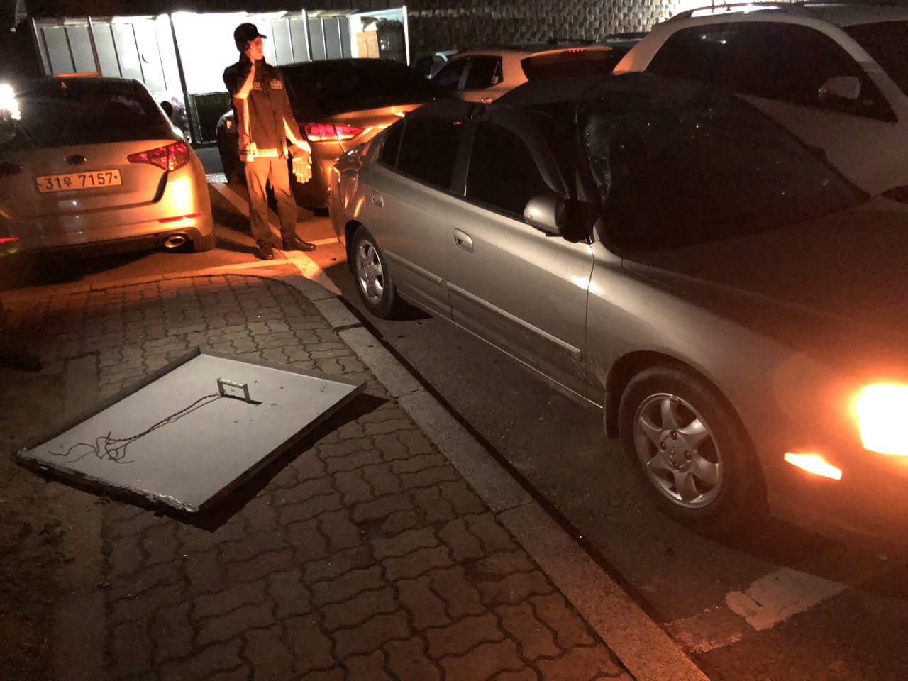 강풍으로 창문 및 차량 파손 피해를 입은 진천읍 성석리의 한 아파트. / 진천소방서 제공