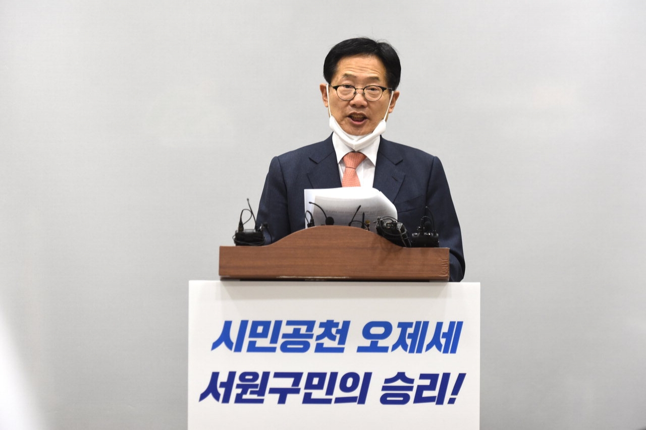 오제세 더불어민주당 의원이 19일 충북도청 브리핑룸에서 기자회견을 열고 오는 4·15 총선에서 청주 서원 선거구 무소속 출마를 선언하고 있다. / 김용수