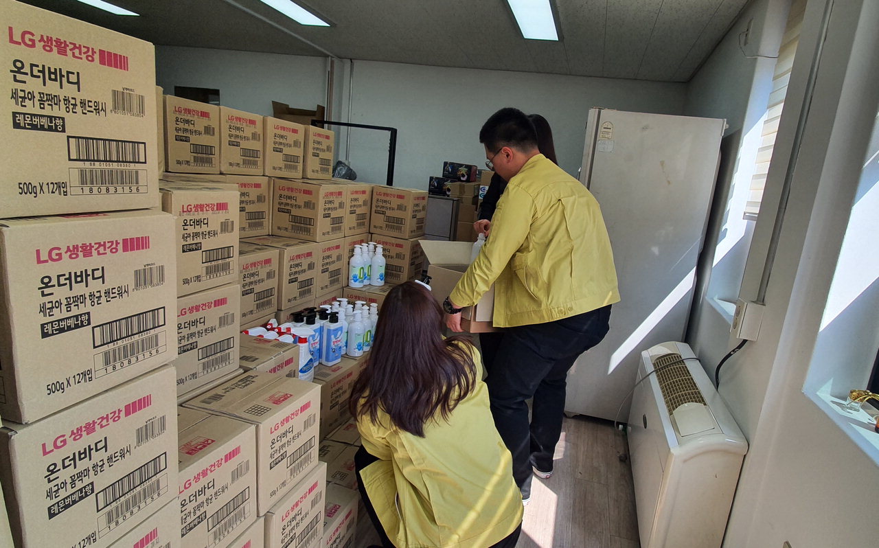 금산군 직원들이 코로나19 감염 취약시설에 나눠줄 방역 물품을 분류하고 있다. / 금산군 제공