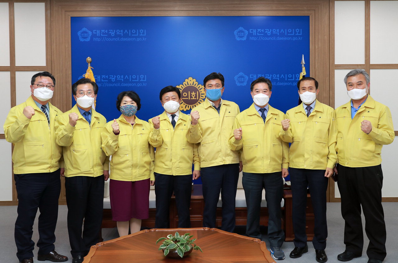 김종천 의장을 비롯한 대전시의원들이 24일 코로나19 위기속 지역경제 회복을 위한 성금을 사회복지공동모금회에 기탁하기로 했다. / 대전시의회 제공