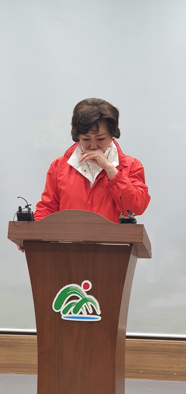 김양희 전 충북도의회 의장이 25일 21대 총선 무소속 출마를 선언하는 도중 눈물을 훔치고 있다./장병갑