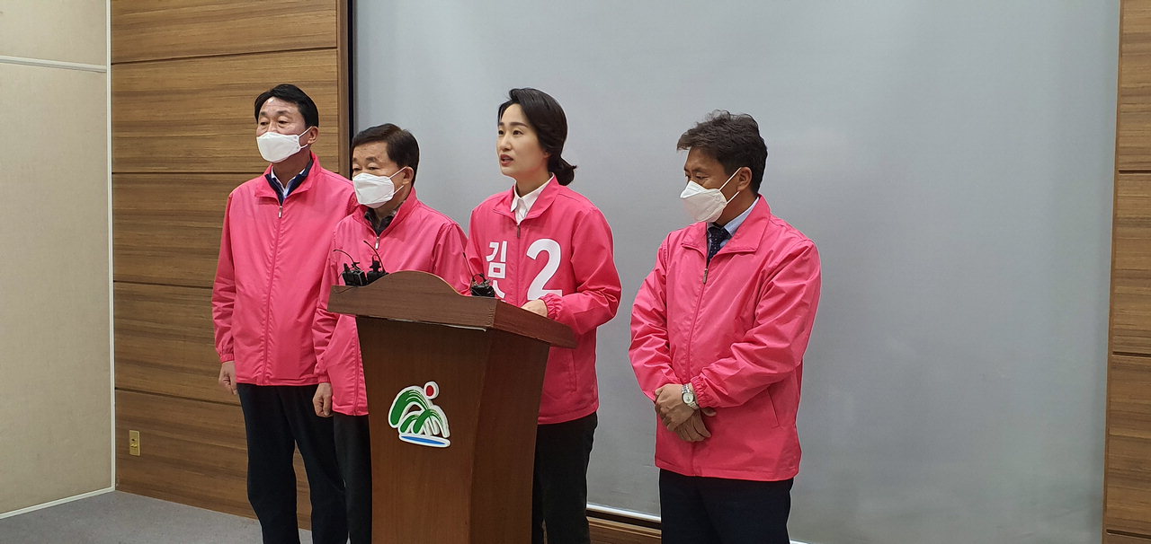 미래통합당 김수민 후보가 25일 도청 브리핑룸에서 기자회견을 갖고 가족돌봄휴가제도 개선 등 공약을 발표했다./장병갑