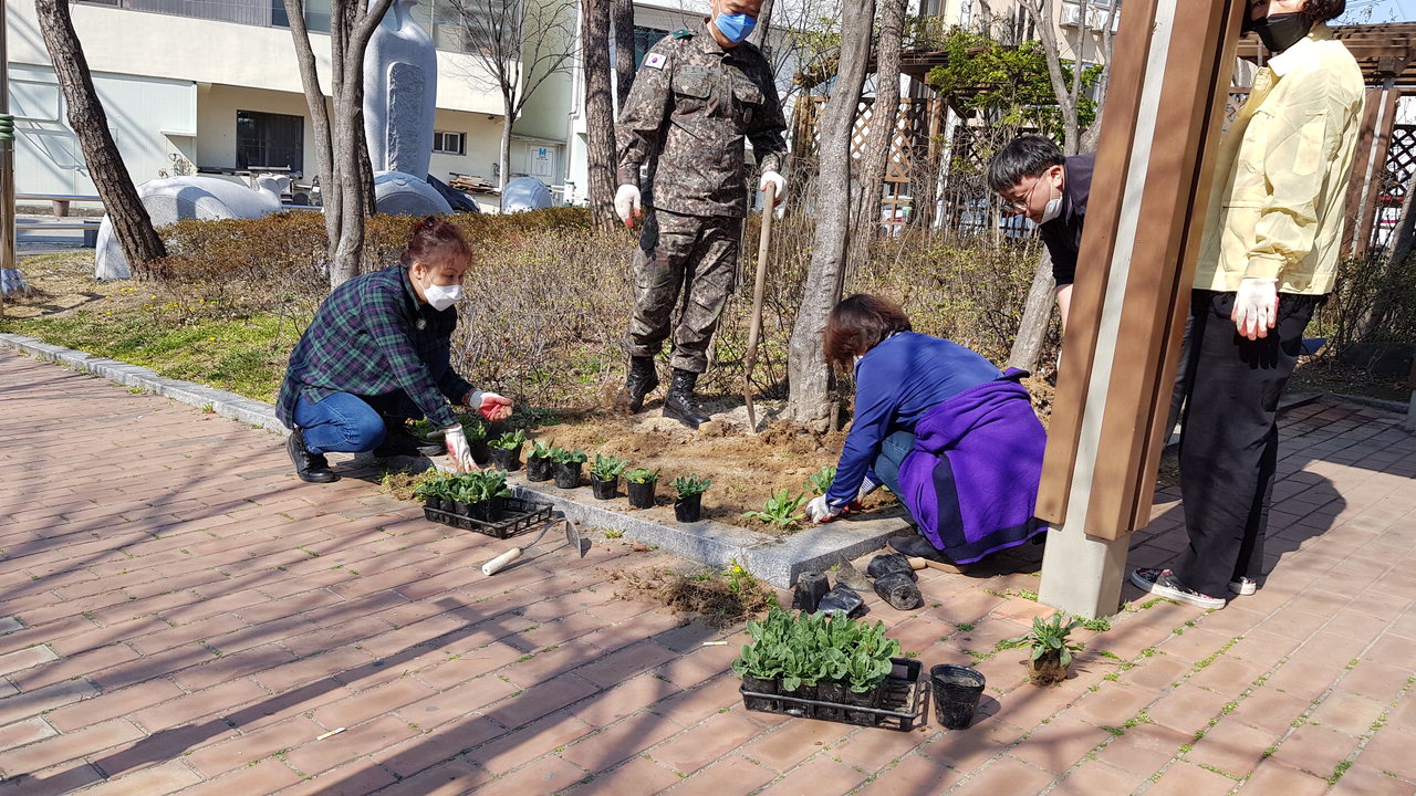 청주시 상당구 영운동(동장 권오익)은 25일 직원들이 함께 나누리 소공원에 봄맞이 꽃묘 식재 행사를 진행했다.