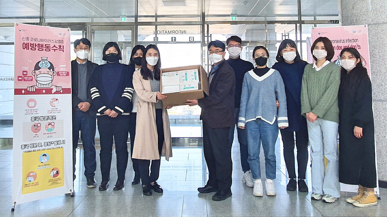 국제협력원 교직원이 중국에서 보내온 마스크를 들고 있다. / 호서대 제공