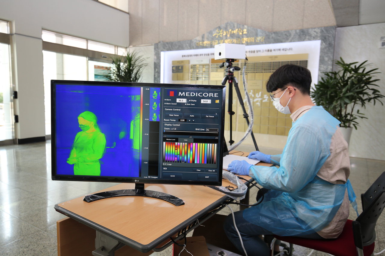 충북도립대학교는 본관 입구에 열화상카메라를 설치해 출입자의 체온을 측정하고 있다. / 충북도립대학교 제공