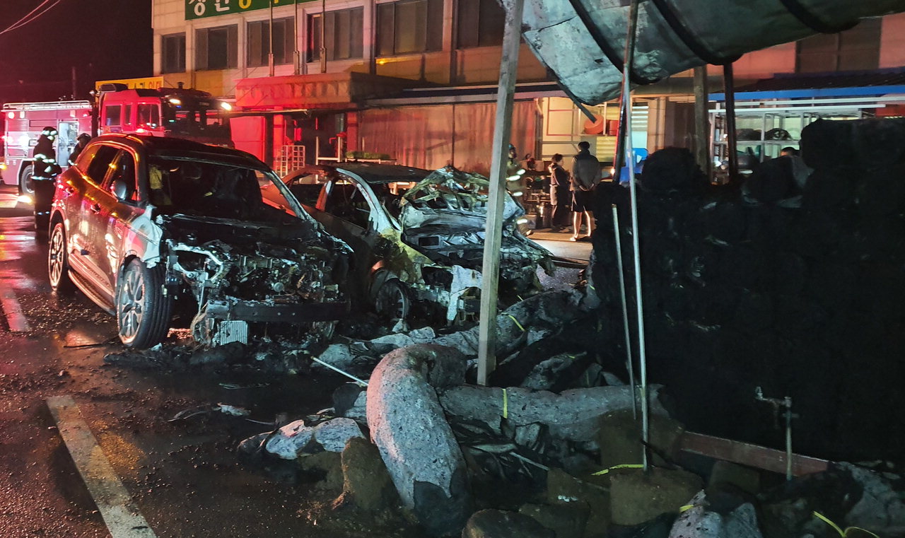 25일 오후 10시 40분께 청주시 청원구 내수읍의 한 상가 창고에서 불이나 차량 2대가 불에 탔다. /충북소방본부 제공