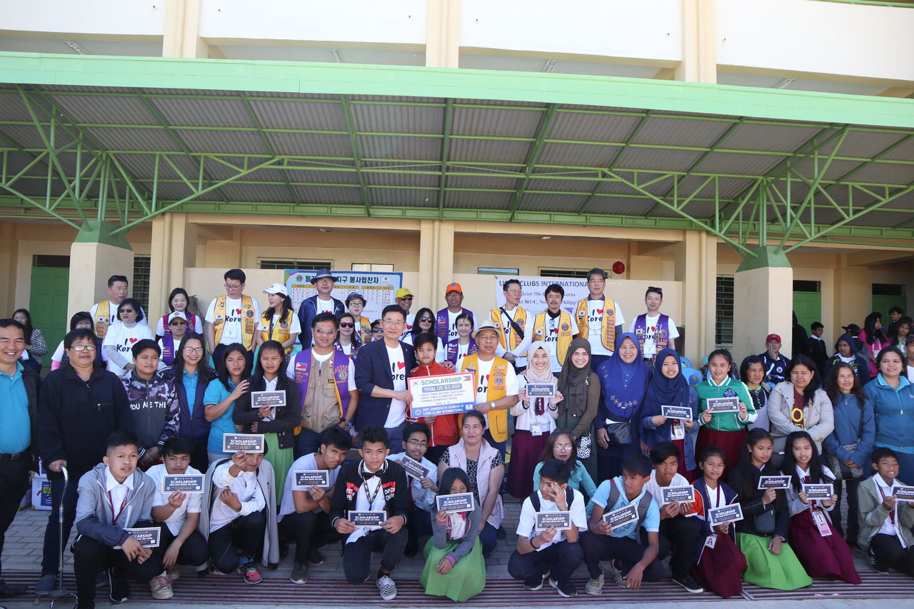 김완호 총재를 비롯한 라이온스클럽 회원들이 필리핀 학생들에게 물품을 나눠준 뒤 기념촬열을 하고 있다. / 국제라이온스클럽 356-D(충북)지구 제공
