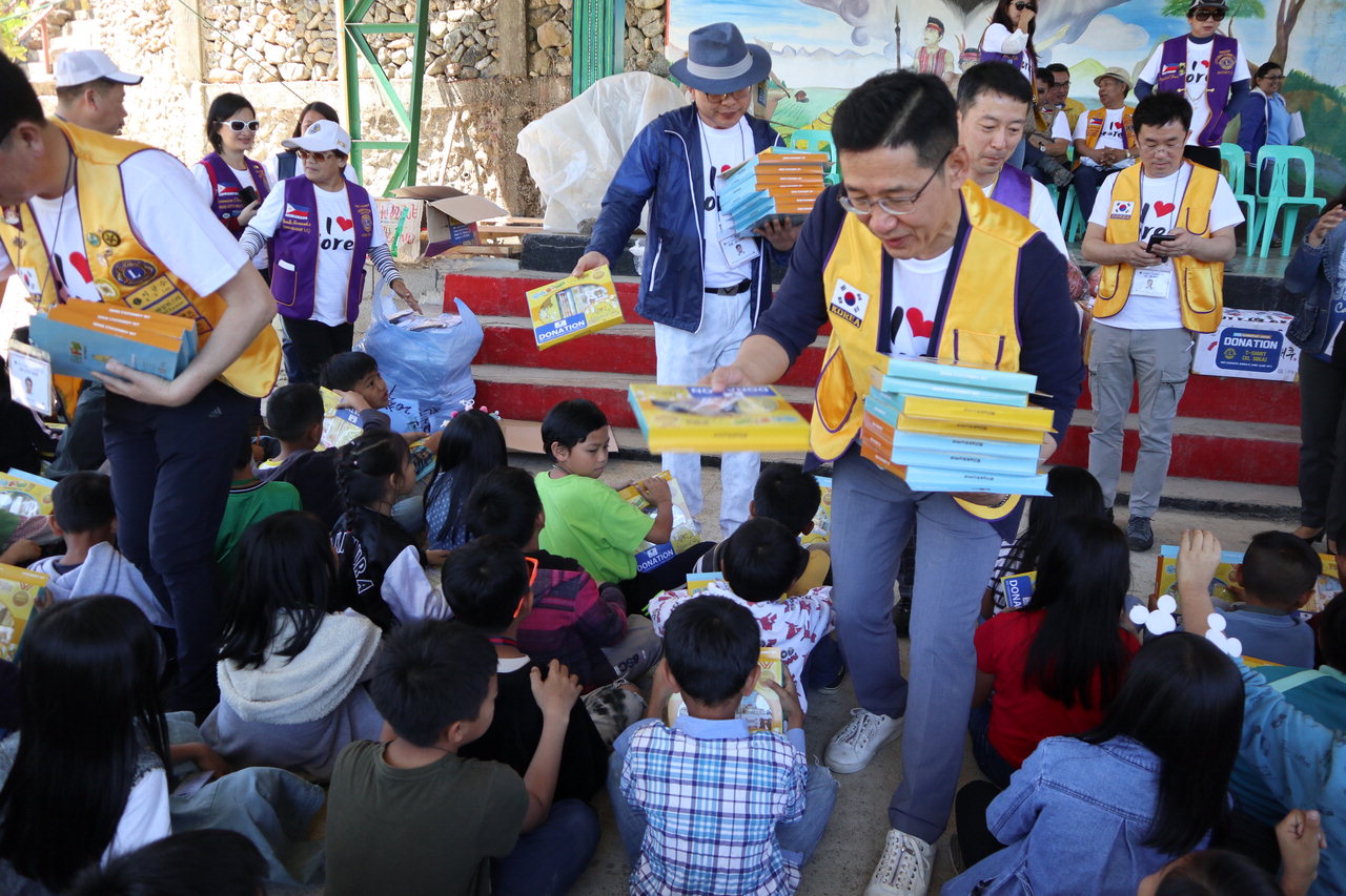 국제라이온스클럽 356-D(충북)지구 회원들이 필리핀 학생들에게 지원물품을 나눠주고 있다./ 국제라이온스클럽 356-D(충북)지구 제공