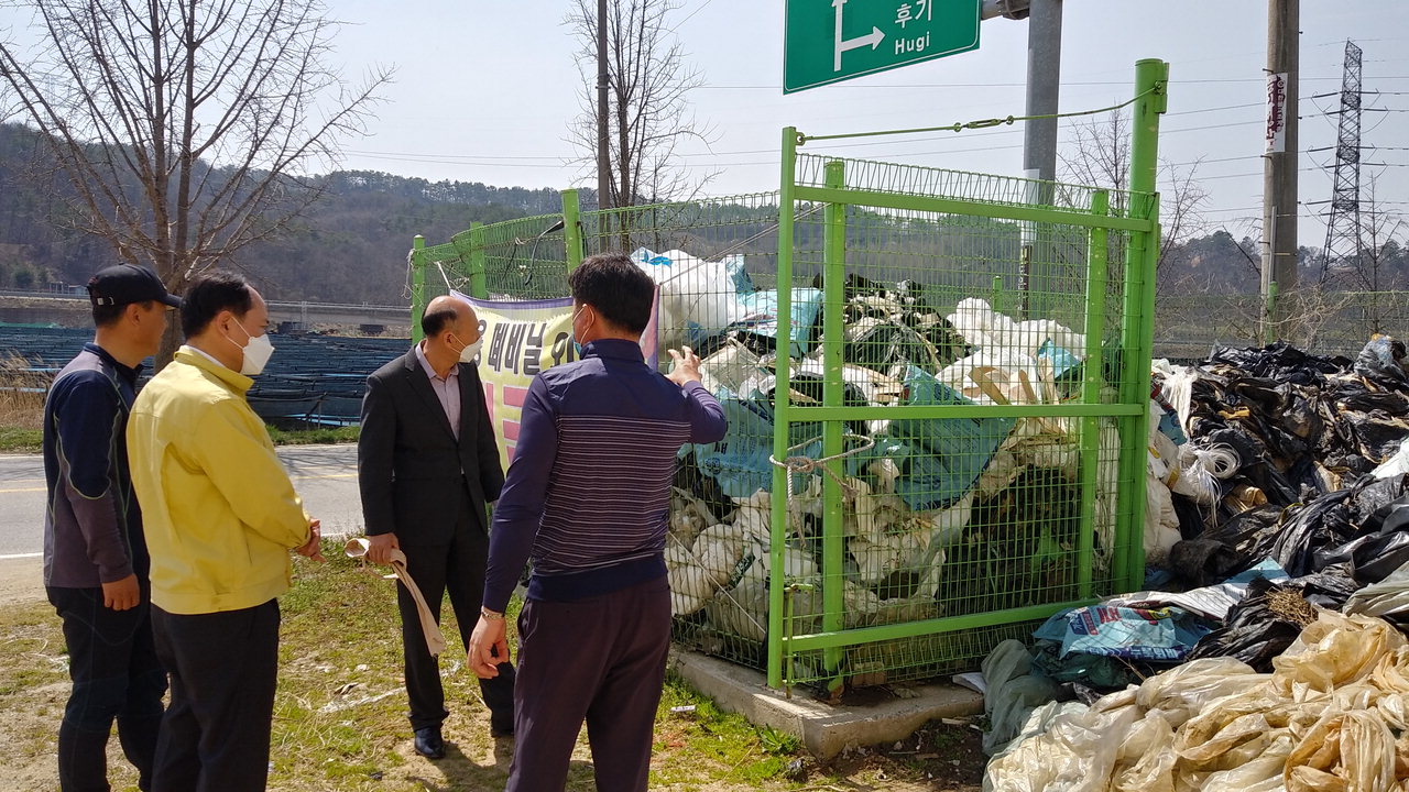 이열호 청주 청원구청장은 1일 쓰레기 불법 무단투기로 몸살을 앓고 있는 오창읍 용두리 폐비닐집하장을 방문해 현장점검을 실시했다.