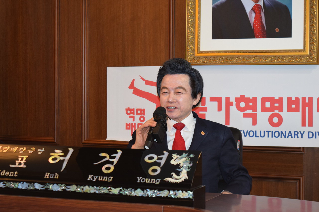 국가혁명배당금당 허경영 대표가 서울 여의도 당사에서 기자회견을 하고 있다. / 중부매일DB