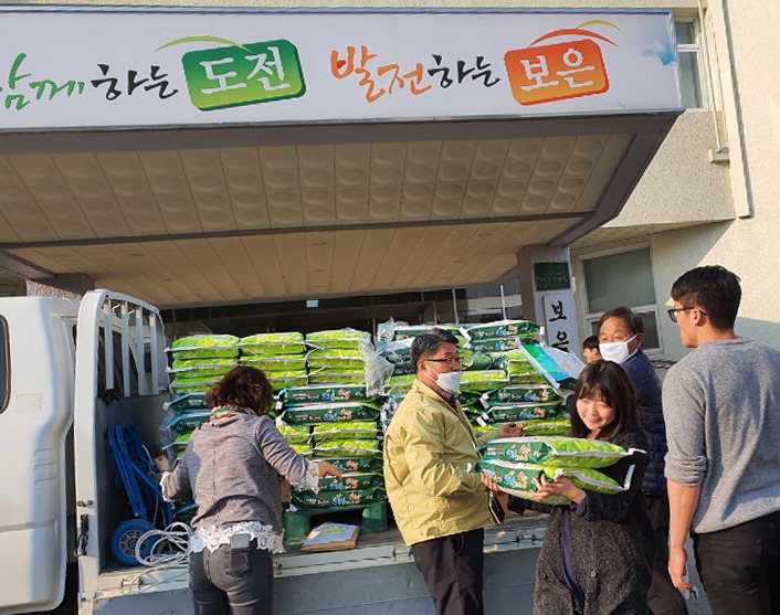 보은군 직원들이 친환경 쌀을 구매하고 있다. / 보은군 제공