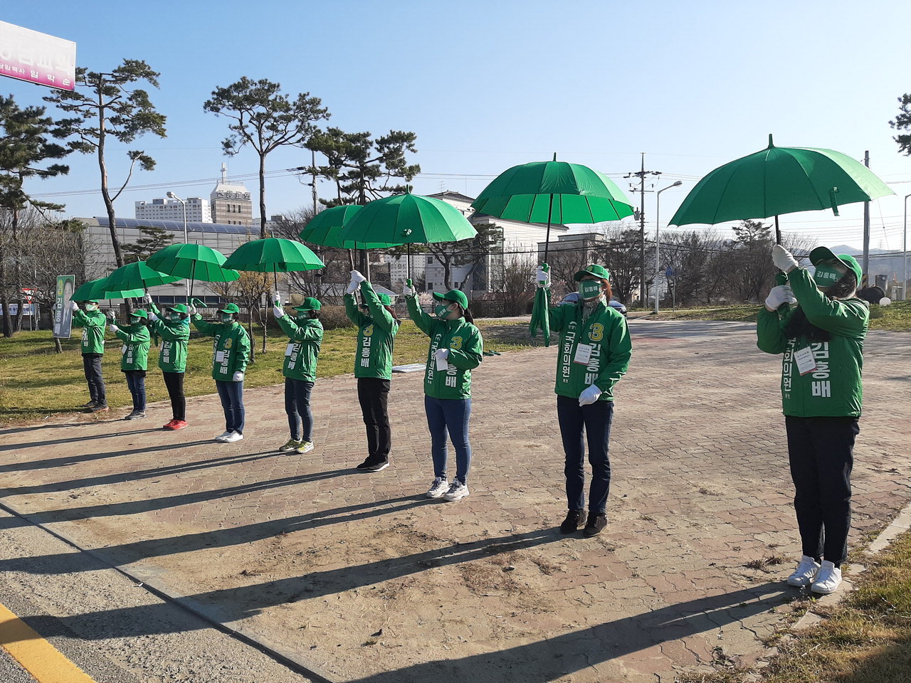 =민생당 김홍배 후보가 초록우산을 이용한 포퍼먼스를 펼치며 이색 선거운동을 하고 있다./김홍배후보실 제공