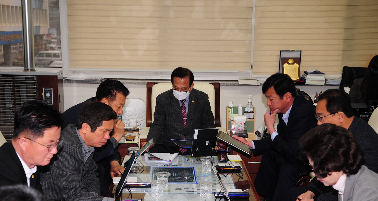 진천군의회가 8일 열린 의원간담회에서 해외연수 예산을 전액 반납해 코로나19 대응하기로 결정했다. / 진천군 제공
