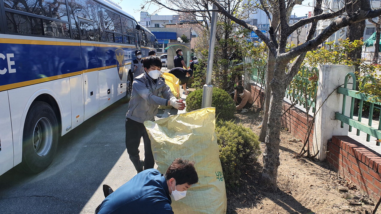 청주청원경찰서(서장 김철문)는 8일 코로나19 감염예방을 위한 청사 환경정화 및 소독활동을 실시했다.