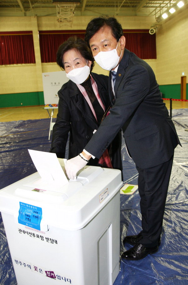 김병우 충북도교육감(오른쪽)이 부인 김영애씨와 함께 21대 국회의원 선거 사전투표 첫 날인 10일 오전 8시40분 청주교육지원청에 마련된 투표소에서 투표하고 있다.