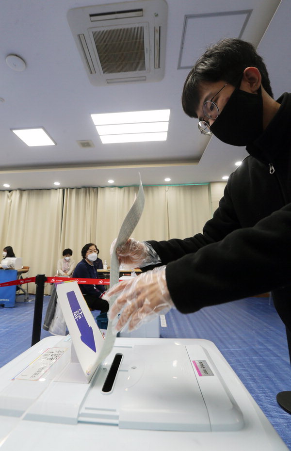 제21대 국회의원 선거 사전투표 첫째 날인 10일 청주시 청원구 우암동 주민센터에 마련된 투표소를 찾은 한 시민이 정당 투표용지를 투표함에 넣고 있다.