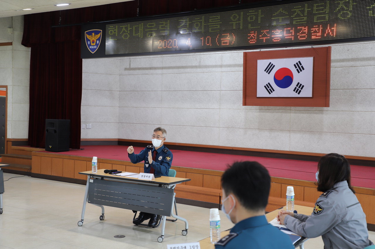 청주흥덕경찰서(서장 이상수)는 지난 10일 경찰서 5층 대회의실에서 지구대 순찰팀장 15명과 간담회를 실시했다.