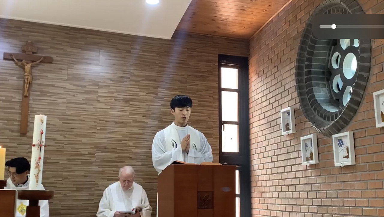 천주교 청주교구 청소년사목국이 유튜브 채널을 통해 '주님 부활 대축일' 미사를 봉헌하고 있다./ 화면 캡쳐