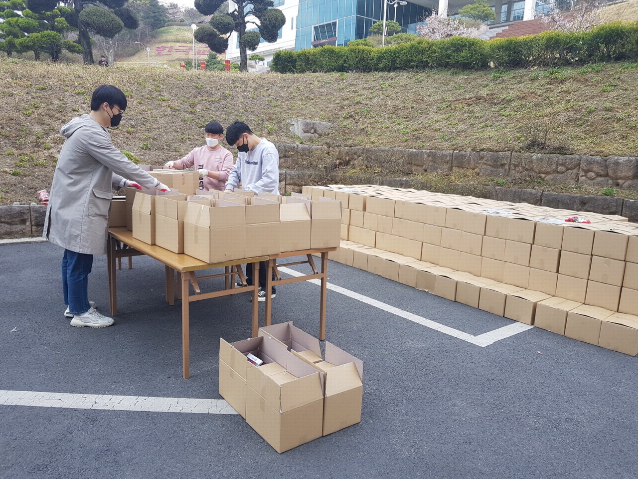 학교 관계자들이 신입생들에게 보낼 선물상자를 정리하고 있다./ 한국교통대 제공