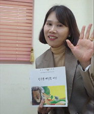 김명란 교사가 핸드폰으로 동화책을 읽어 주고 있다. / 이원초등학교 제공