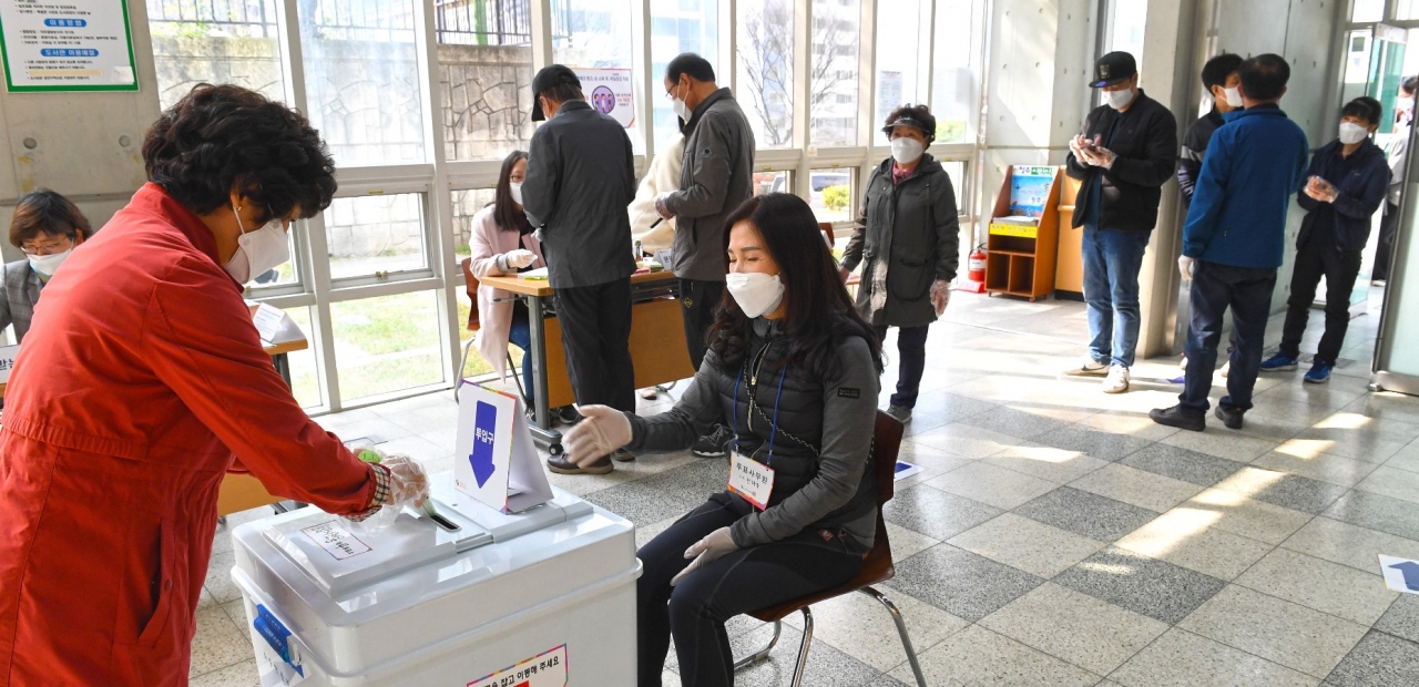 제21대 국회의원선거 투표가 실시된 15일 청주시립 청원도서관 1층 로비에 설치된 율량·사천동제4투표소에서 유권자들이 투표를 하고 있다. / 김용수