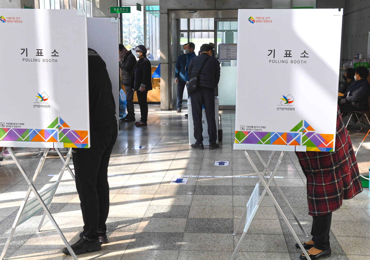 제21대 국회의원선거 투표가 실시된 15일 청주시립 청원도서관 1층 로비에 설치된 율량·사천동제4투표소에서 유권자들이 기표소에서 투표를 하고 있다. / 김용수