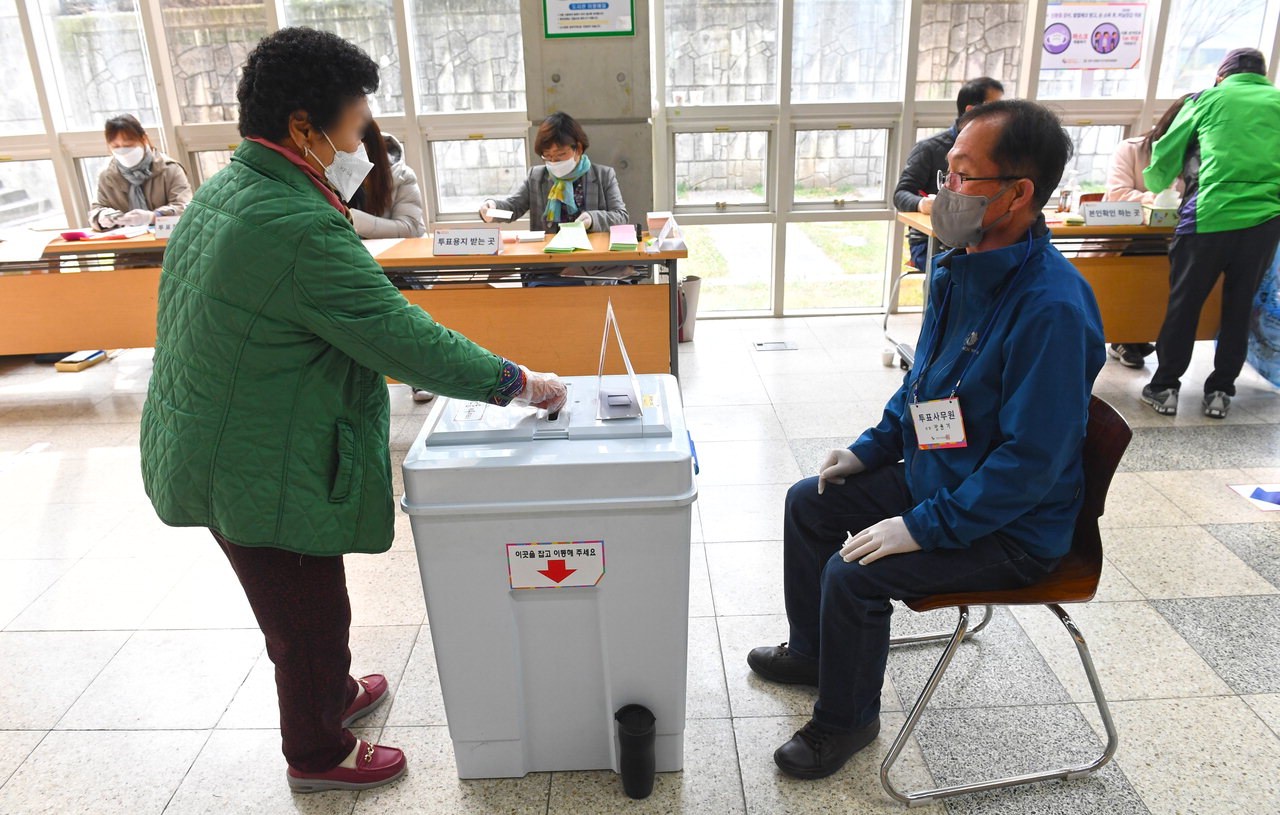 제21대 국회의원선거 투표가 실시된 15일 청주시립 청원도서관 1층 로비에 설치된 율량·사천동제4투표소에서 유권자들이 투표를 하고 있다. / 김용수