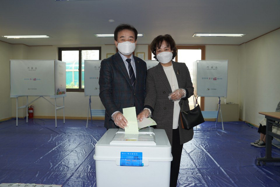 제21대 국회의원 선거일인 15일 오전 송기섭 진천군수 부부가 진천읍 9투표소에서 투표하고 있다.