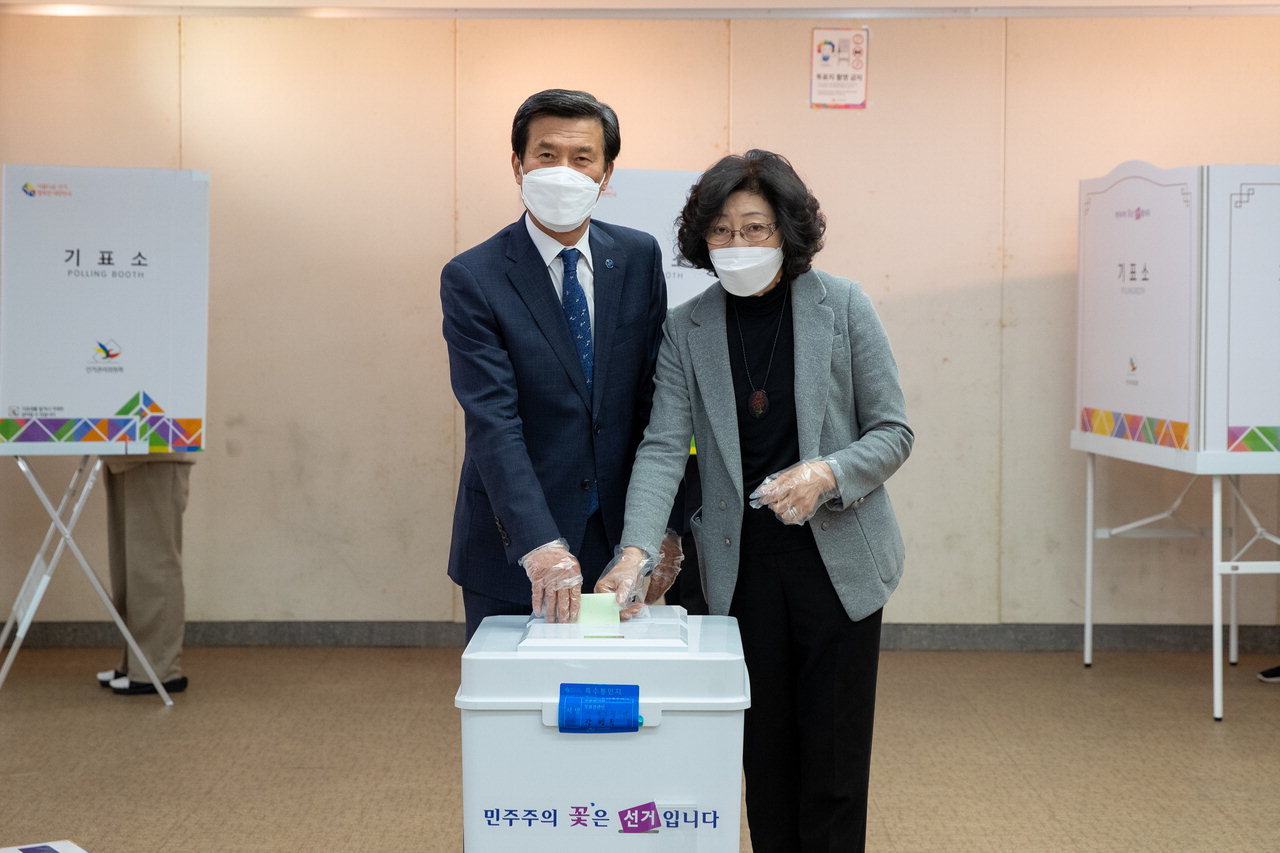 제21대 국회의원 선거일인 15일 오전 홍성열 증평군수 부부가 증평문화원 투표소에서 투표하고 있다.
