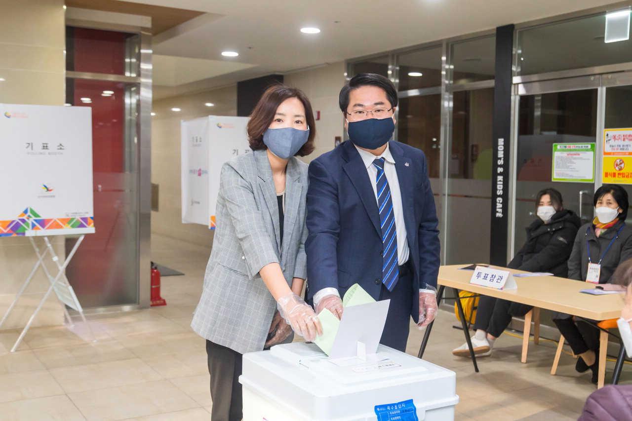 오세현 아산시장과 배우자 윤정아 씨가 투표소를 찾아 한 표를 행사하고 있다.