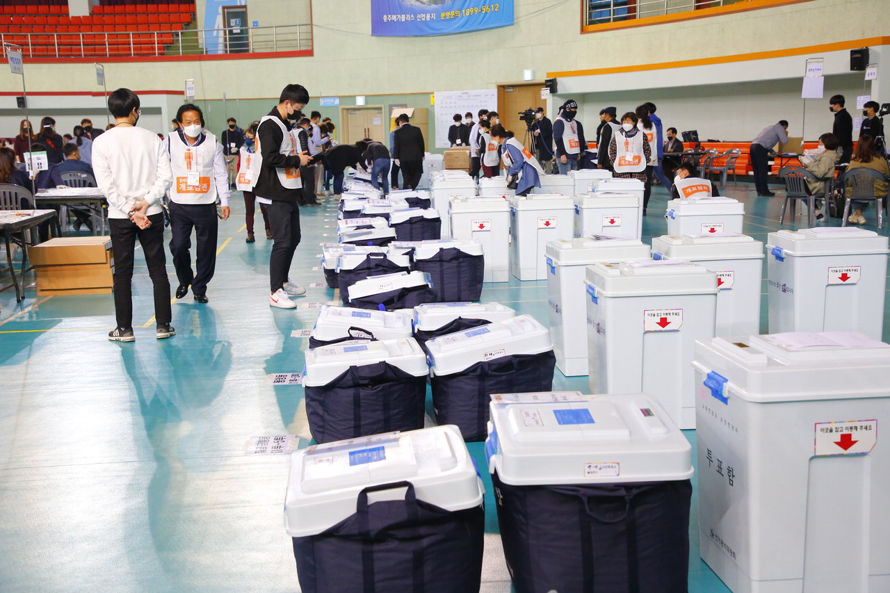 제 21대 국회의원 선거 충주시선거구의 각 지역 투표함이 대기하고 있다. / 박용성