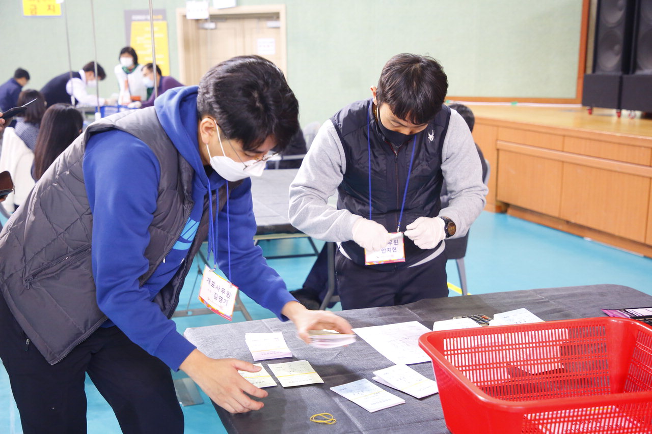 제 21대 국회의원 선거 충주시선거구 개표가 호암체육관에서 진행되고 있는 가운데 선거사무원들이 투표지를 재확인하고 있다. / 박용성
