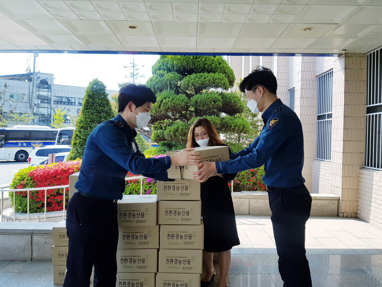 청주청원경찰서(서장 김철문)는 16일 경찰서 1층 로비에서 친환경 농산물 꾸러미 팔아주기 행사를 실시했다.