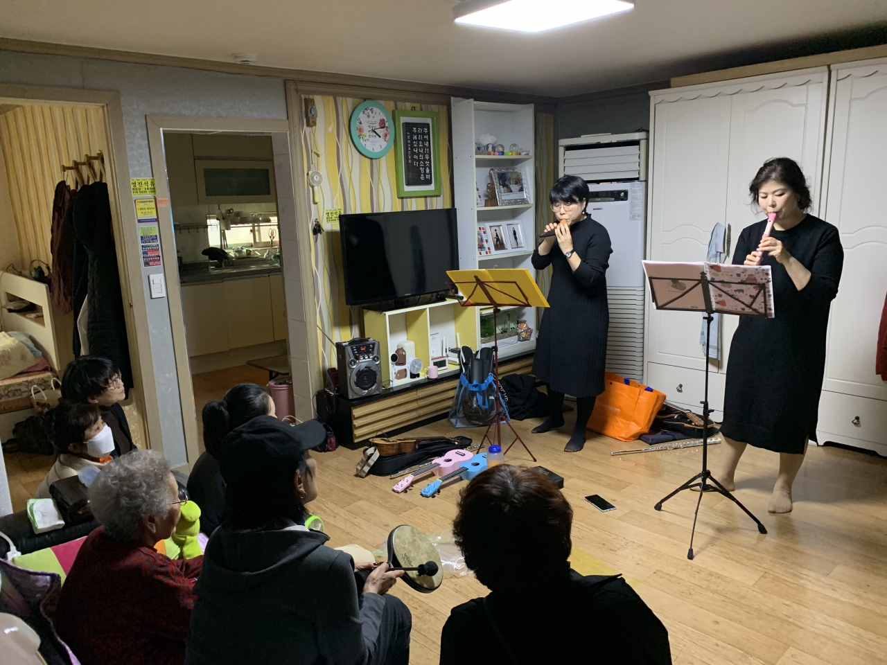 충주교육지원청 특수교육지원센터는 장애학생 가정을 대상으로 찾아가는 작은 음악회를 열고 연주를 했다. / 충주교육지원청 제공