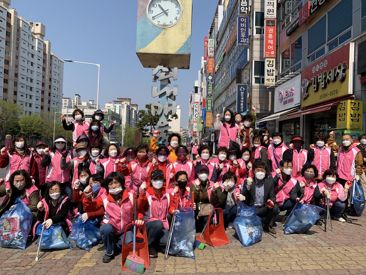청주시 상당구 금천동 행정복지센터(동장 김종선)는 27일 통장협의회와 함께 쓰레기 줄이기 결의대회와 대청소를 실시했다.