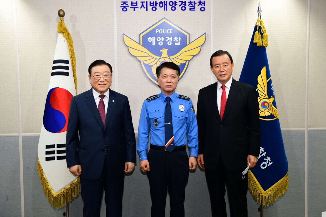 왼쪽부터 김석환 홍성군수, 오윤용 청장, 홍문표 국회의원/홍성군 제공