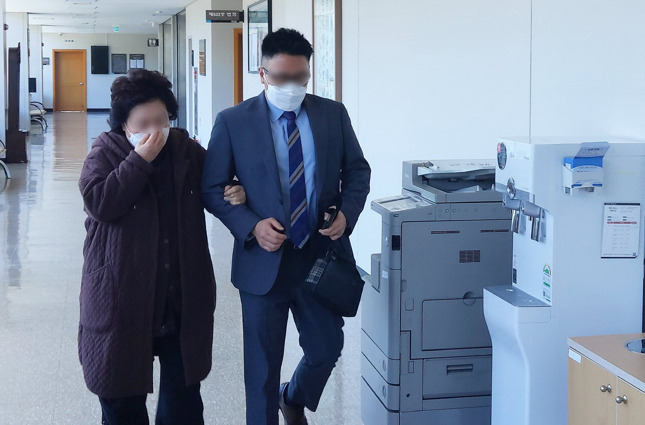 사기혐의를 받고 있는 마이크로닷 어머니 김씨(왼쪽)가 24일 항소심 선고재판을 받기위해 청주법원 법정으로 들어가고 있다. /신동빈<br>