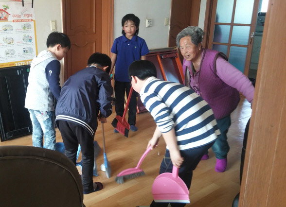 천안미죽초 학생들이 노인정을 방문해 청소를 하고 있다. / 천안교육지원청 제공
