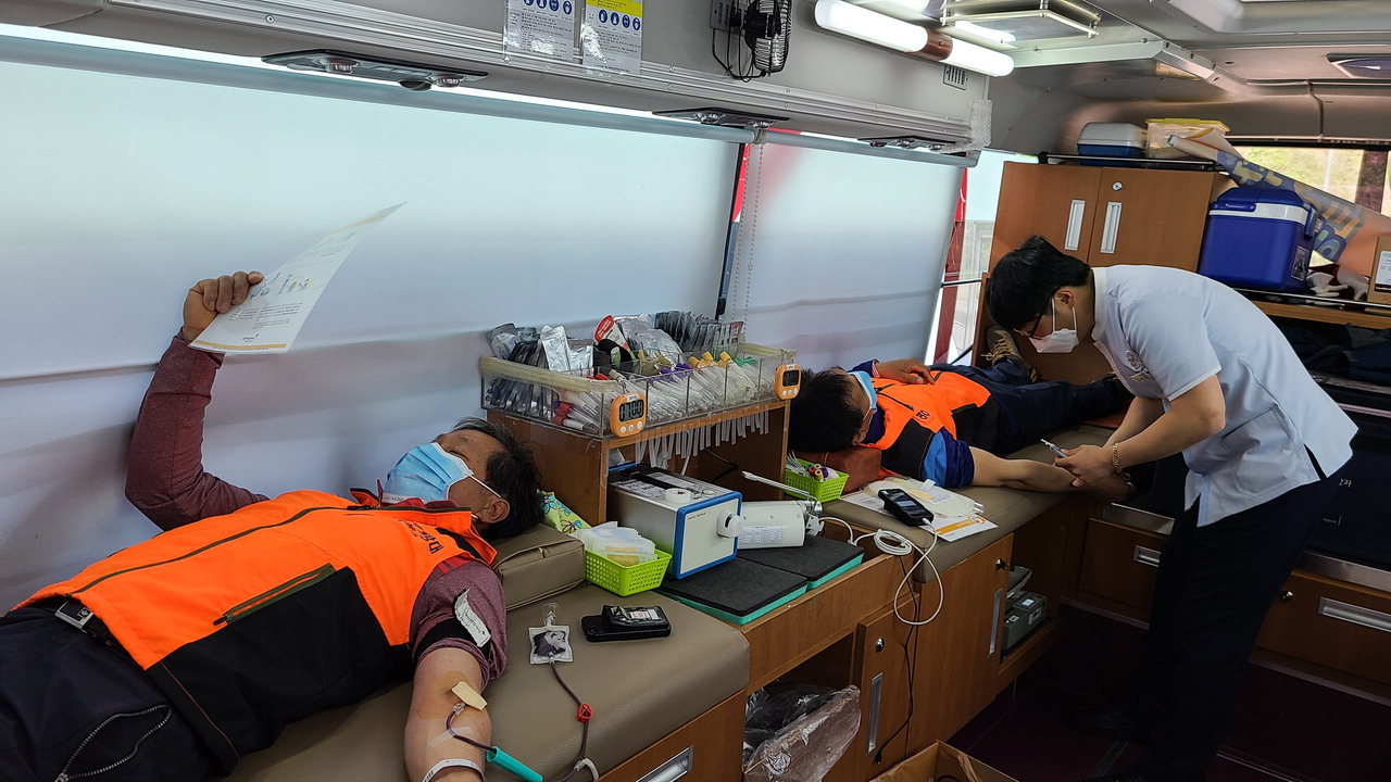 영동군의용소방대원들이 헌혈차량에서 헌혈을 하고 있다. / 영동소방서 제공