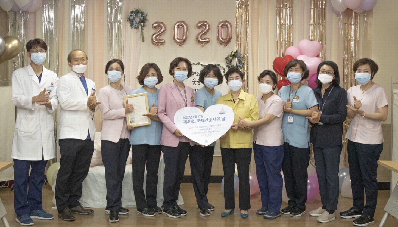 박정현 대덕구청장이 12일 제49회 국제 간호사의 날을 맞아 신종 코로나바이러스 감염증 선별진료소를 방문해 간호사들을 격려했다. / 대덕구 제공